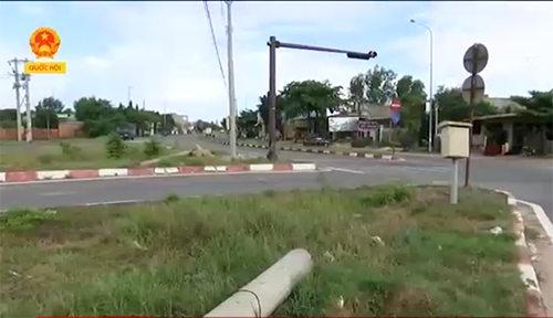 Vòng xuyến bất hợp lý gây nguy hiểm cho người dân